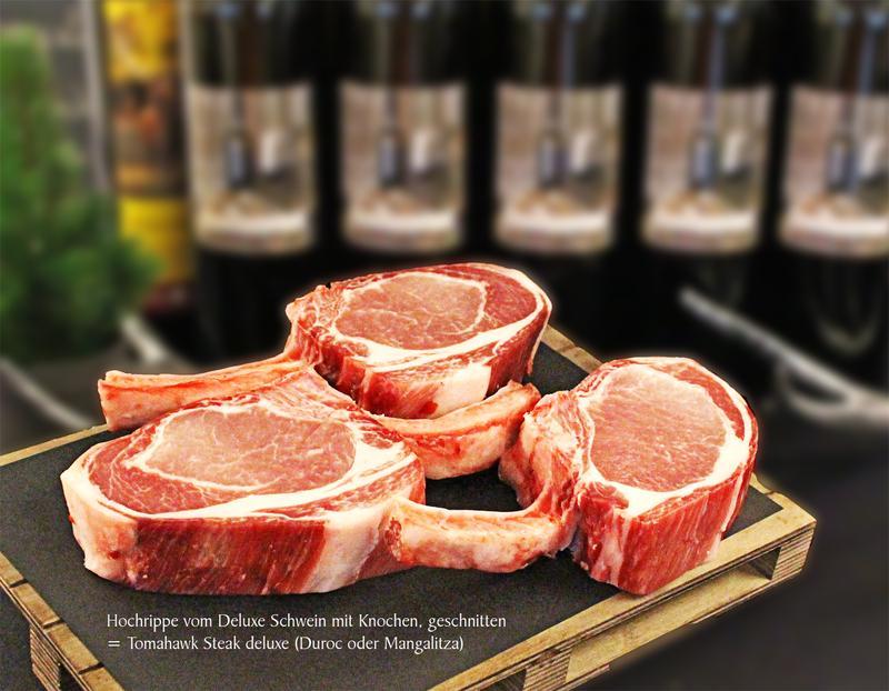 DELUXE DRY AGED SCHWEIN Hochrippe mit Knochen STEAK MANGALITZA/DUROC geschnitten